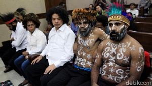 Pengibar Bendera Bintang Kejora Pakai Topi Kari saat Sidang