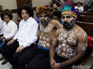 Pengibar Bendera Bintang Kejora Pakai Topi Kari saat Sidang Pengibar Bendera Bintang Kejora Pakai Topi Kari saat Sidang