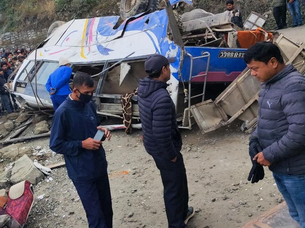 Bus Pembawa Peziarah di Nepal Jatuh ke Lereng 70 Meter, 14 Orang Tewas