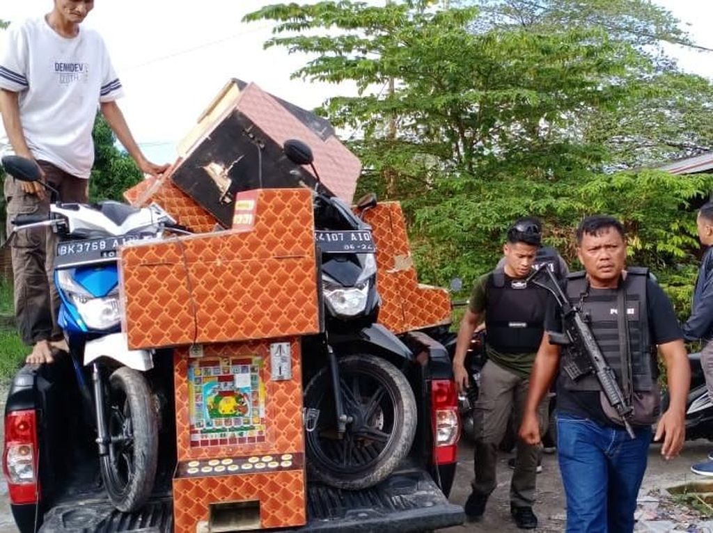 Gerebek Tempat Judi di Medan, 16 Mesin Jackpot-6 Motor Disita Gerebek Tempat Judi di Medan, 16 Mesin Jackpot-6 Motor Disita