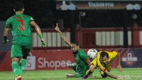 Pertandingan berjalan cukup keras. Hingga menit 33, tiga pergantian pemain sudah dilakukan. Dua untuk Kalteng Putra dan satu dari Bhayangkara FC.