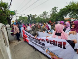 Emak-emak Demo DPRD Bekasi, Tuntut Program Kartu Sehat Dilanjutkan