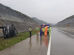 SUV Selip Lalu Hantam Tebing di Tol Pandaan-Malang, Satu Penumpang Tewas