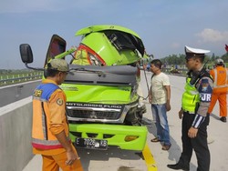 Mobil Muat 20 Penumpang Tabrak Truk di Tol Ngawi, 1 Orang Tewas