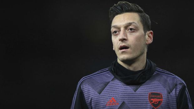 Arsenal's Mesut Ozil warms up prior the English Premier League soccer match between Arsenal and Manchester City, at the Emirates Stadium in London, Sunday, Dec. 15, 2019. (AP Photo/Ian Walton)