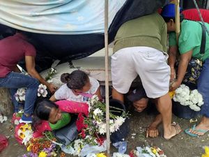Momen Dramatis Evakuasi Korban Gempa Filipina Momen Dramatis Evakuasi Korban Gempa Filipina