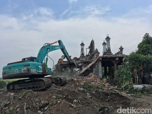 Eksekusi Tempat Ngaji di Mojokerto Diwarnai Aksi Percobaan Bunuh Diri Eksekusi Tempat Ngaji di Mojokerto Diwarnai Aksi Percobaan Bunuh Diri