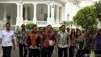 Pengurus PSSI didampingi Menpora Zainudin Amali, Sekretaris Kabinet Pramono Anung, Wakil Ketua PSSI, Iwan Budianto dan Cucu Sumantri, hingga Sekjen PSSI Ratu Tisha Destria saat bertemu Jokowi.