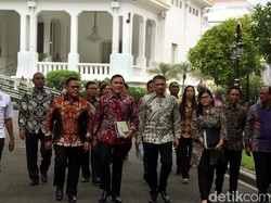 Pengurus PSSI didampingi Menpora Zainudin Amali, Sekretaris Kabinet Pramono Anung, Wakil Ketua PSSI, Iwan Budianto dan Cucu Sumantri, hingga Sekjen PSSI Ratu Tisha Destria saat bertemu Jokowi.