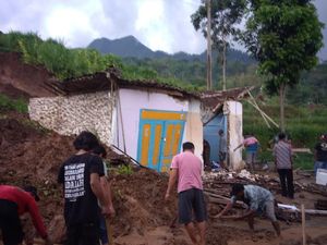 Tanah Longsor Rusak Kios dan Rumah di Wonogiri