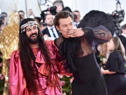 Foto: Penampilan Harry Styles Pakai Kuteks, Bikin Salfok