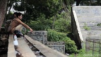 Kini, Stadion Sangkuriang tak bisa lagi dibanggakan oleh masyarakat Kota Cimahi. Stadion itu terbengkalai.
