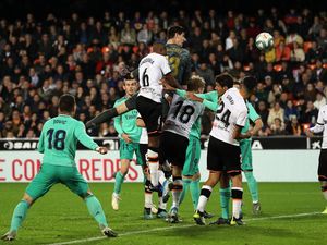 Saat Courtois Bantu Serangan Madrid dan Nyaris Cetak Gol Saat Courtois Bantu Serangan Madrid dan Nyaris Cetak Gol