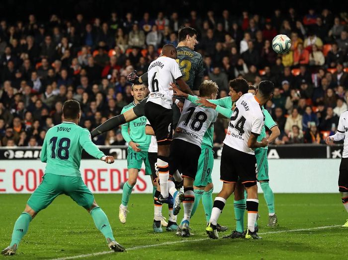 Aksi Thibaut Courtois membantu serangan Real Madrid ke gawang Valencia. (Foto: Angel Martinez/Getty Images) Aksi Thibaut Courtois membantu serangan Real Madrid ke gawang Valencia. (Foto: Angel Martinez/Getty Images)