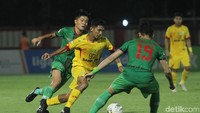 Bertanding di Stadion PTIK, Jakarta, Senin (16/12/2019) malam WIB, Bhayangkara FC menekan pertahanan Kalteng Putra di menit-menit awal pertandingan.