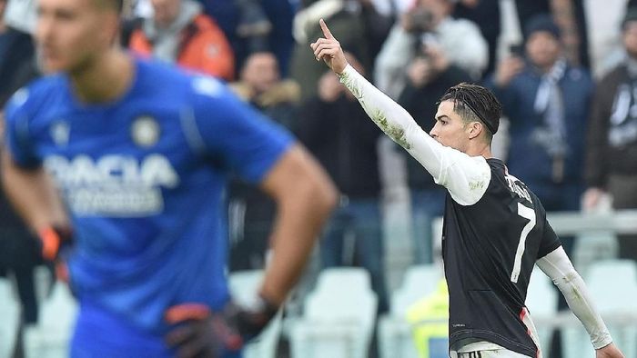 Cristiano Ronaldo selalu mencetak minimal 10 gol per musim sejak 2005 (Alessandro Di Marco/ANSA via AP) Cristiano Ronaldo selalu mencetak minimal 10 gol per musim sejak 2005 (Alessandro Di Marco/ANSA via AP)