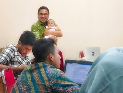 Cerita Dosen UII Yogya Ngajar Sambil Momong Bayi Mahasiswinya