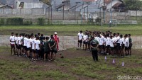 Padahal, sejatinya masih ada klub yang bermarkas di stadion itu. Ya, Stadion Sangkuriang menjadi homebase PSKC Cimahi yang bertarung di Liga III Regional Jawa Barat.