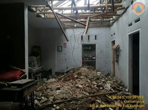 Diterjang Hujan Lebat, Dua Rumah di Kuningan Ambruk Diterjang Hujan Lebat, Dua Rumah di Kuningan Ambruk