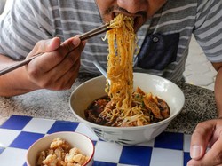 Pengunjung Ini Geram Makan Mie Jeroan Babi yang Masih Ada Kotoran di Dalamnya