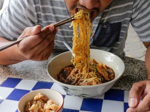 Pengunjung Ini Geram Makan Mie Jeroan Babi yang Masih Ada Kotoran di Dalamnya Pengunjung Ini Geram Makan Mie Jeroan Babi yang Masih Ada Kotoran di Dalamnya