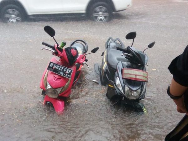Potret Motor-motor Tenggelam Saat Banjir di Depan Plaza Senayan