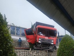 2 Truk Tabrakan di Caringin Bogor, Seorang Kenek Tewas Terjepit