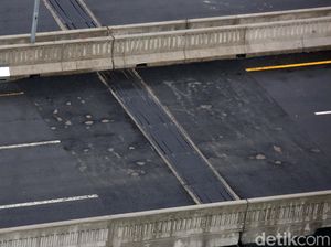 Belum Juga Sepekan Beroperasi, Jalan Tol Layang Japek Mengelupas Belum Juga Sepekan Beroperasi, Jalan Tol Layang Japek Mengelupas