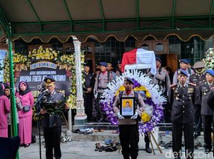 Jenazah Bripda Ferdi yang Tewas Tersambar Petir Disambut Tangis Keluarga