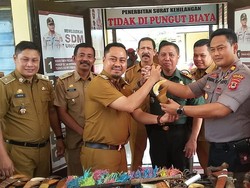 Warga Gowa Serahkan Badik dan Busur Panah ke Polisi