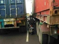 Pengendara Motor Nekat! Nyalip di Sela-sela Truk
