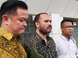 Anak Meninggal Jatuh dari Balkon, Arya Claproth Diam Membisu