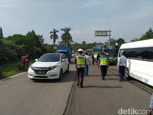 Tak Layak Jalan, Satu Bus Disita Polisi di GT Citeureup Bogor Tak Layak Jalan, Satu Bus Disita Polisi di GT Citeureup Bogor