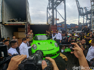 Video: Ini Mobil dan Motor Mewah yang Diselundupkan Via Tj Priok Video: Ini Mobil dan Motor Mewah yang Diselundupkan Via Tj Priok