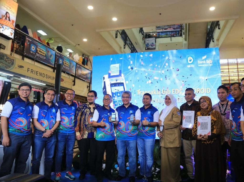 Punya QRIS, BJB Terapkan Pembayaran Digital di Pasar Baru Bandung Punya QRIS, BJB Terapkan Pembayaran Digital di Pasar Baru Bandung