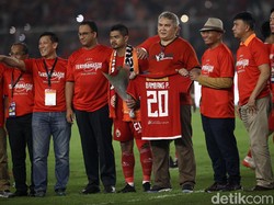 Usai jalani laga terakhirnya di Stadion Gelora Bung Karno, Bambang Pamungkas mendapat kado perpisahan dari Gubernur dan Official Persija Jakarta. Selasa (17/12/2019).