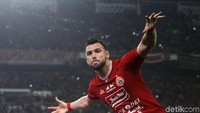 Persija akhir dapat mencetak gol lewat penalti pada menit ke-30 menyusul handball Otavio Dutra. Marko Simic sebagai eksekutor gagal menaklukkan Miswar, tapi bola tepisan dengan cepat dicocornya ke gawang dan mengubah skor jadi 1-2.