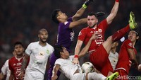 Sementara itu, Persebaya memanaskan persaingan menuju posisi runner-up, duduk di posisi ketiga dengan 51 poin.