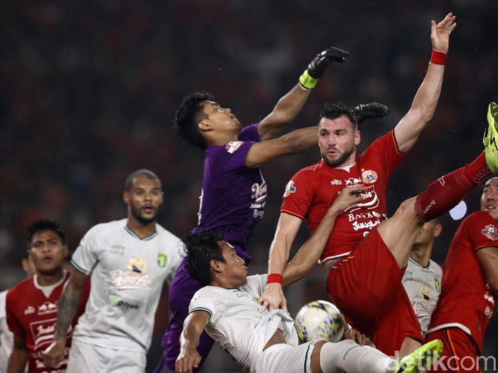 Persija Jakarta menutup laga kandang terakhir di SUGBK dengan kekalahan atas Persebaya, Selasa (17/12). Di laga tersebut Persija Macam Kemayoran keok 1-2.