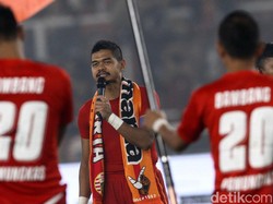 Ayo Bantu! Bambang Pamungkas Cari Petugas Medis Pakai APD ala Jersey Bepe