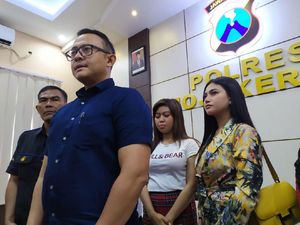 2 Wanita Seksi yang Kendarai Motor Sambil Keramas Minta Maaf 2 Wanita Seksi yang Kendarai Motor Sambil Keramas Minta Maaf