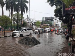 Hujan Deras, Jalan Tanjung Duren Raya Tergenang 10 Cm