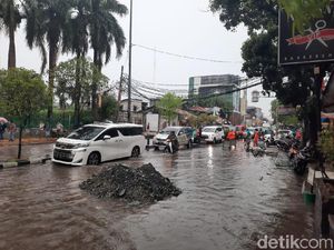 Hujan Deras, Jalan Tanjung Duren Raya Tergenang 10 Cm Hujan Deras, Jalan Tanjung Duren Raya Tergenang 10 Cm