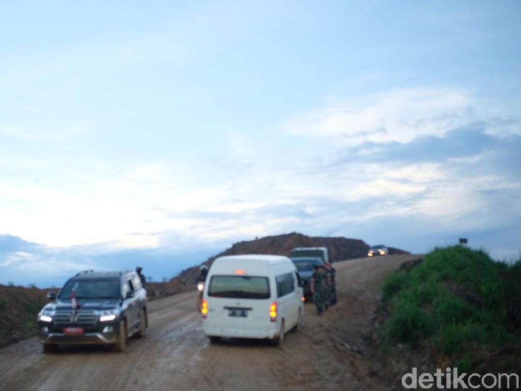 Yang Bikin Mobil Menteri Selip di Jalan Calon Ibu Kota Baru Yang Bikin Mobil Menteri Selip di Jalan Calon Ibu Kota Baru
