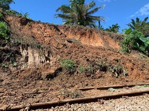 Masih Tertimbun Longsor, Perjalanan KA Jalur Tebing Tinggi Masih Dihentikan