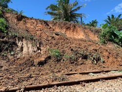 Masih Tertimbun Longsor, Perjalanan KA Jalur Tebing Tinggi Masih Dihentikan