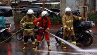 Aksi Damkar Bersihkan Lumpur Sisa Banjir di Kuningan