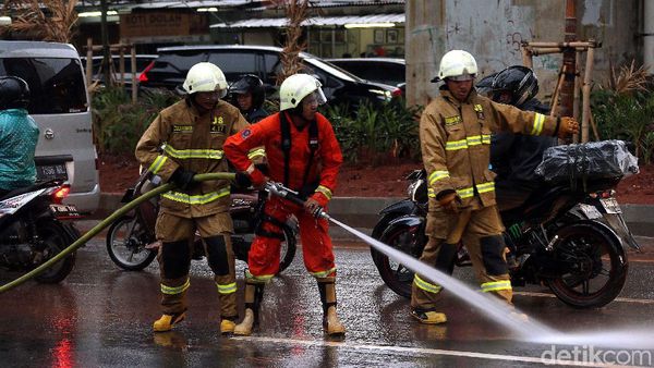 Aksi Damkar Bersihkan Lumpur Sisa Banjir di Kuningan