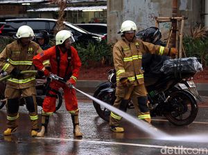 Aksi Damkar Bersihkan Lumpur Sisa Banjir di Kuningan