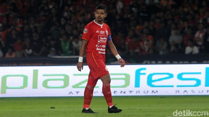 Bambang Pamungkas resmi gantung sepatu. Usai laga Persija Jakarta vs Persebaya Surabaya, BP mendapat kado perpisahan dari Gubernur dan Official Persija Jakarta.
